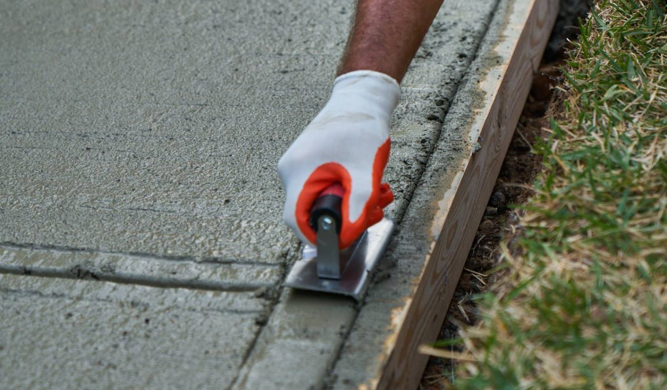 man laying quikrete concrete