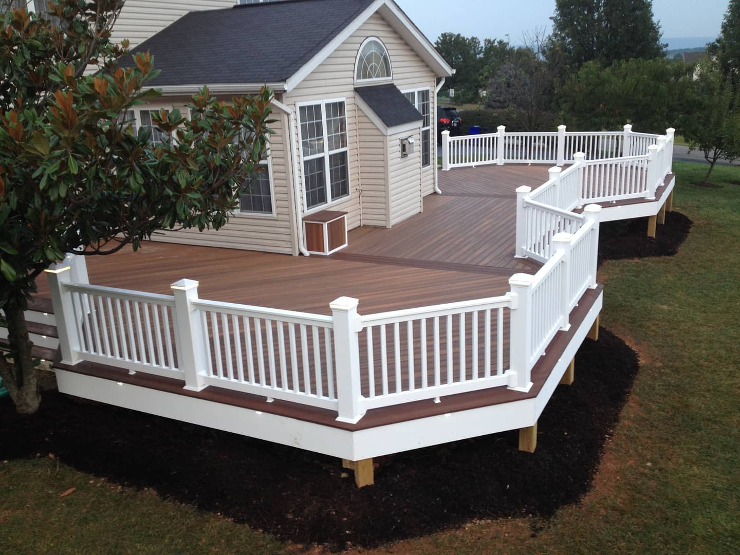 Fiberon decking Concordia Rosewood wraparound deck