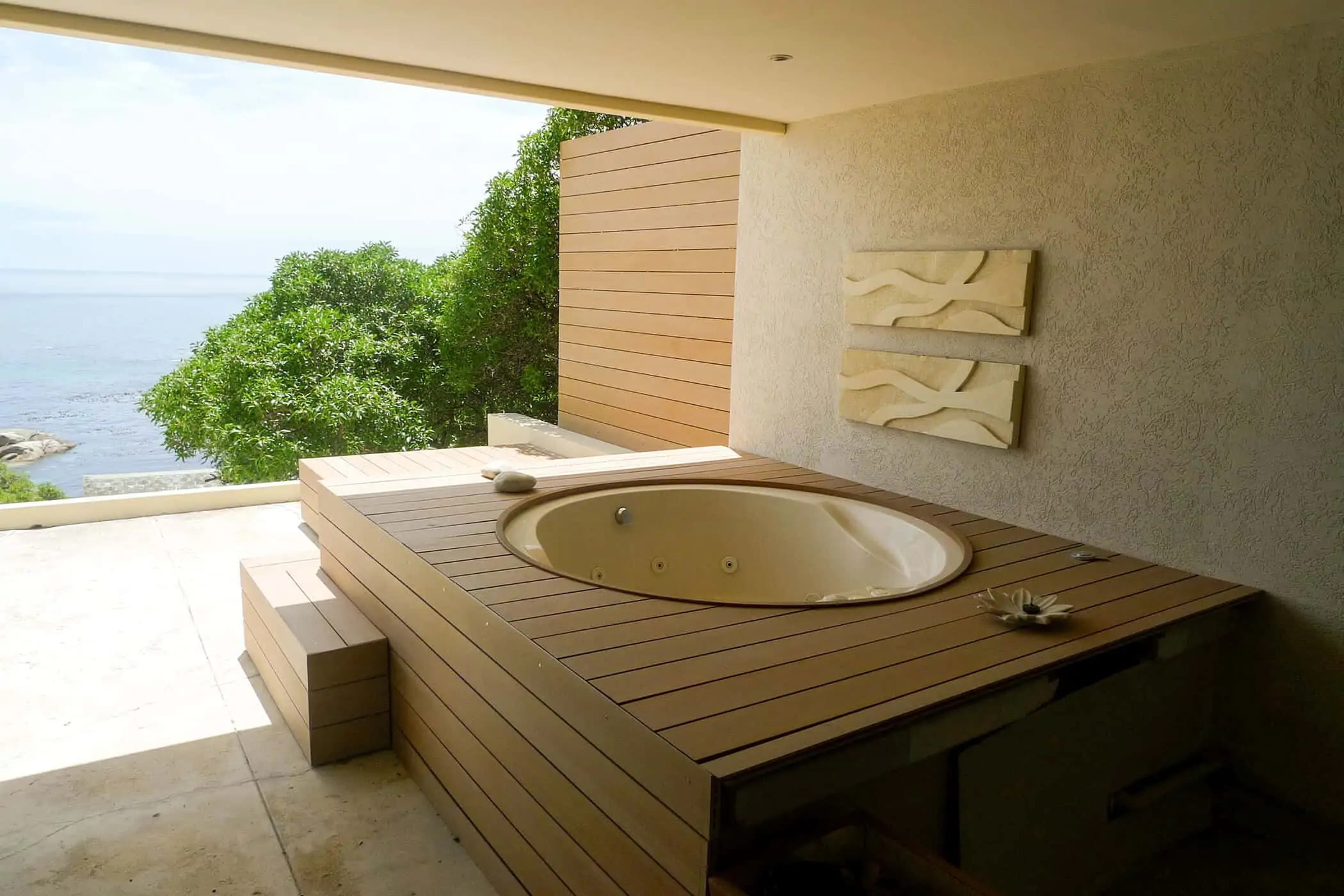 Modern Mill acre decking around outdoor jacuzzi tub
