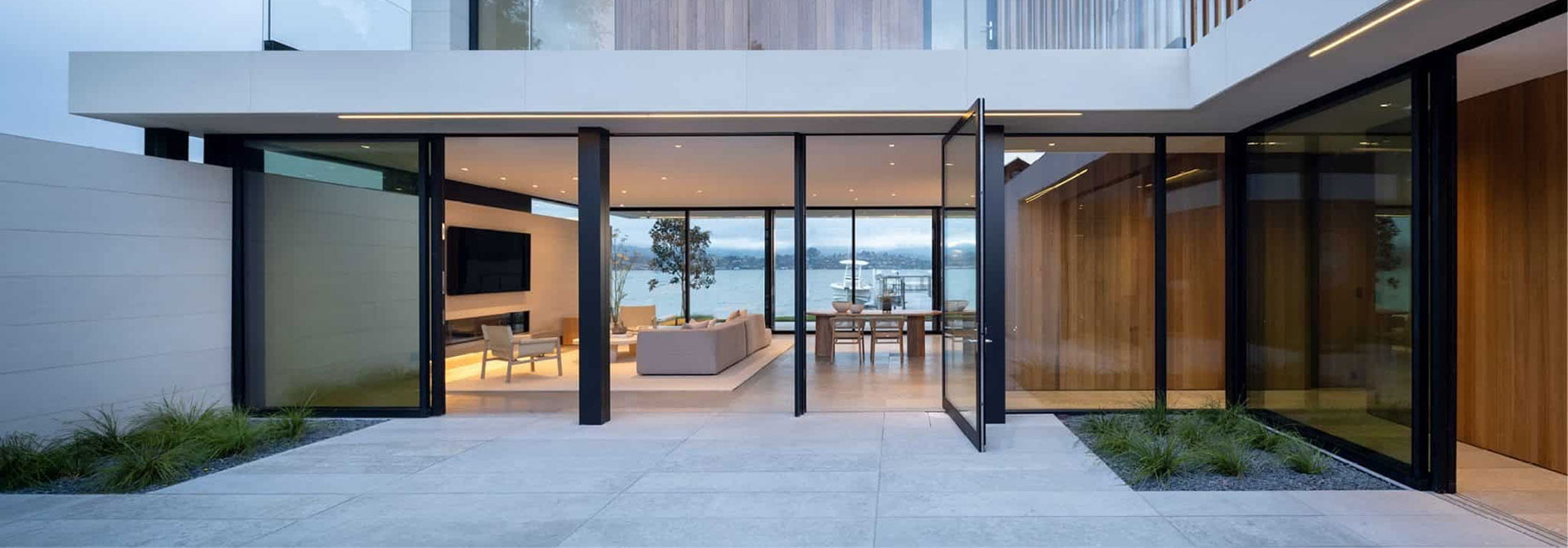 Fleetwood 4400 T pivot doors