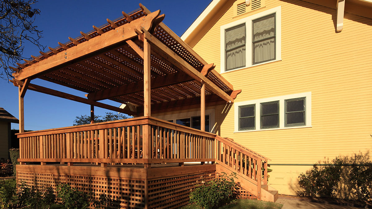 Humboldt Sawmill redwood deck with pergola in a residential home backyard