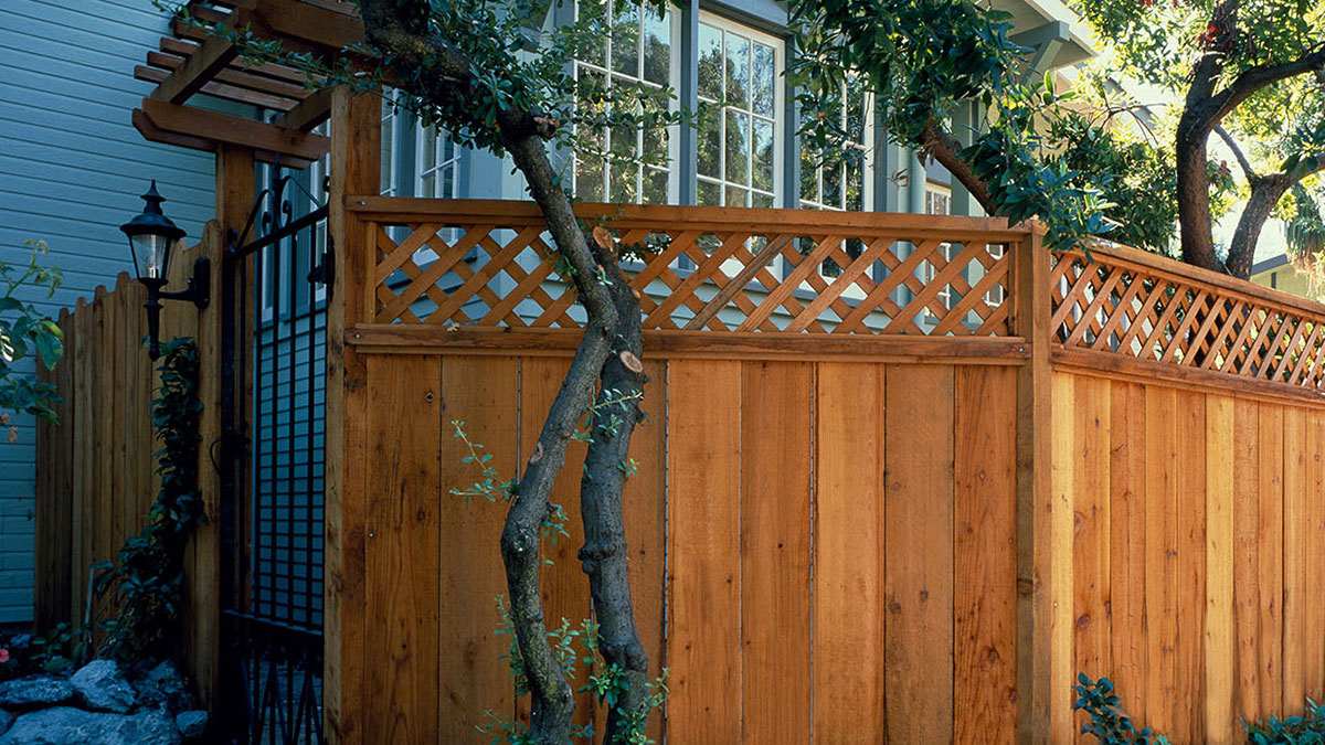 Humboldt Sawmill redwood fence with privacy lattice on a residential home
