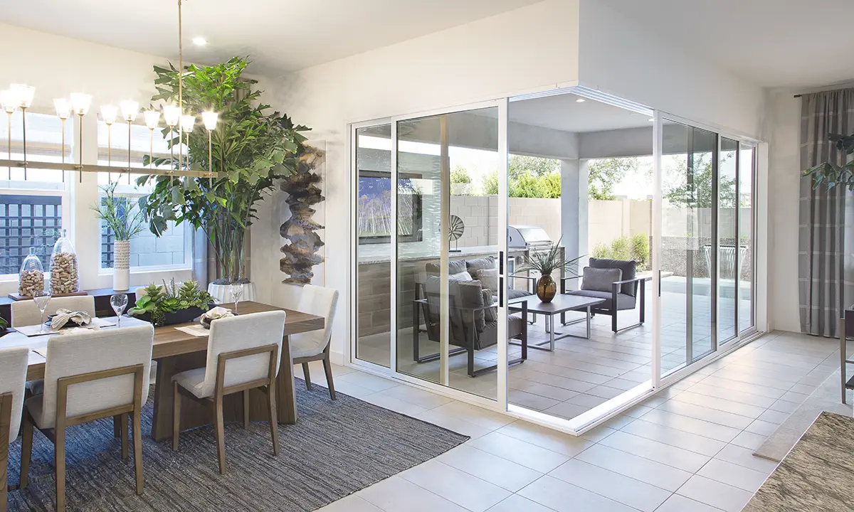 Milgard C700 Fiberglass windows in a brightly lit living room. Credit ©John Muggenborg.